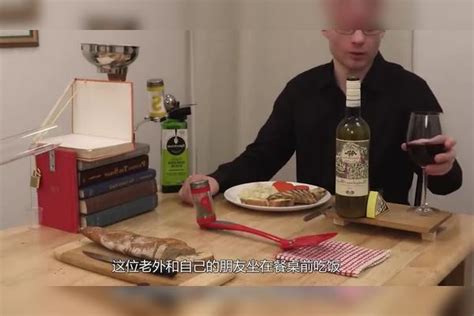 老外脑洞大开，发明懒人“全自动投食器”，坐着就能拿到胡椒粉！胡椒粉