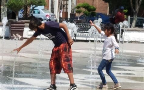 Ante Intensa Ola De Calor Ni Os Se Refrescan En Fuentes Saltarinas De