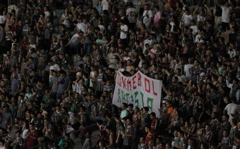 Torcida Do Fluminense Levanta Faixa Conmebol Racista Em Jogo Da