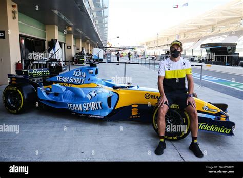 Fernando Alonso (ESP) Renault F1 Team with the 2005 Renault R25. 11.12. ...