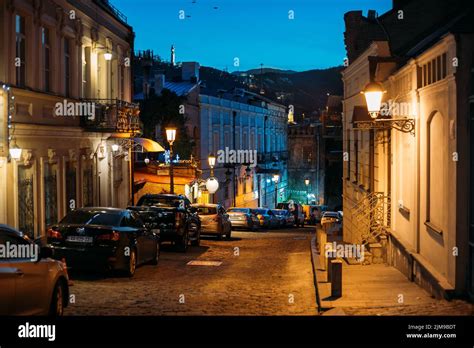 Tiflis Georgien M Rz Geparkte Autos In Einer Reihe Auf