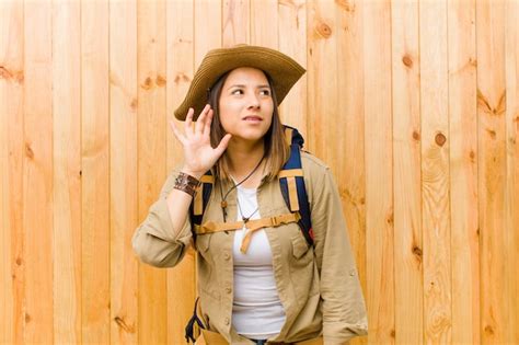 Mulher Jovem Explorador Latina Contra A Parede De Madeira Foto Premium