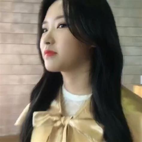 Pin by gay nerd III on LOOΠ 이달의 스녀 Ruffled Ruffle blouse Women