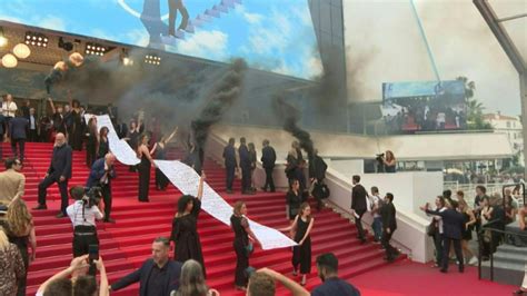 Protesta En Cannes Contra Los Feminicidios