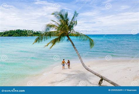 Playa Tropical Con Palmeras En La Isla De Koh Kood Thailand Imagen De