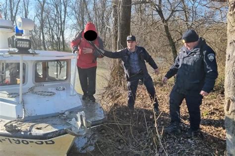 FOTO Okružila ih voda pa počeli dozivati upomoć Policija spasila 21