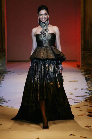 deepika padukone tarun tahiliani collection fashion show