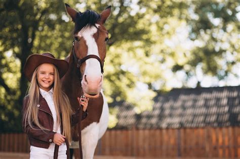 Mignonne Petite Fille Blonde Avec Un Cheval Au Ranch Photo Gratuite