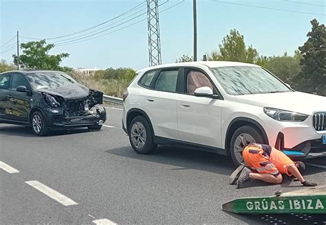 Un Conductor Resulta Herido En Una Colisión Entre Dos Coches En La