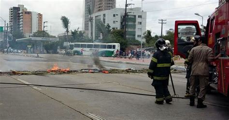 G Protesto De Moradores Fecha Av Agamenon Magalh Es No Recife