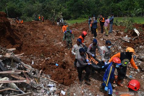 Proses Evakuasi Korban Tanah Longsor Di Nganjuk Antara News