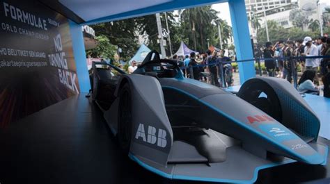 Antusias Warga Foto Bareng Replika Mobil Balap Formula E Di Bundaran Hi