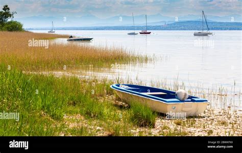 Bote De Remos A Orillas Del Ammersee Lago Ammer Veleros Y La Silueta