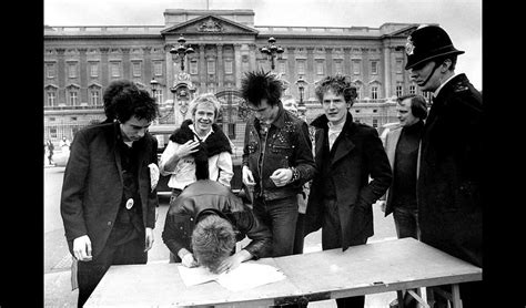 Photo Malcolm McLaren Avec Les Sex Pistols Devant Buckingham Palace En Purepeople