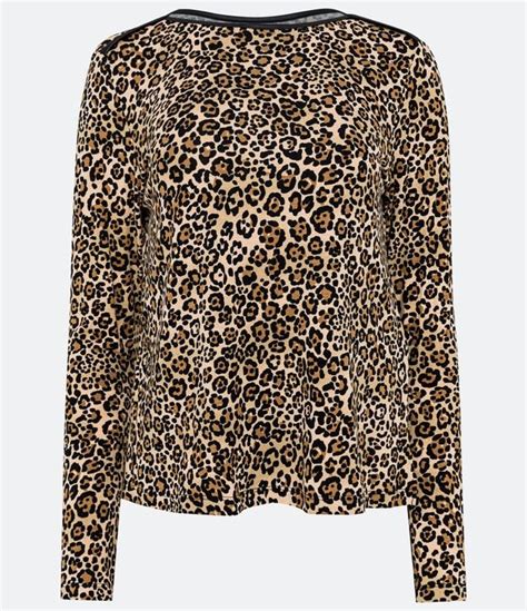 Blusa em Meia Malha Detalhe na Gola e Estampa Animal Print de Onça