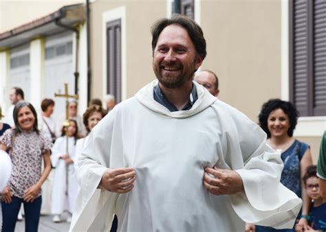 Don Carmine Di Bernardo Accolto Dai Fedeli A San Pio X Toccante