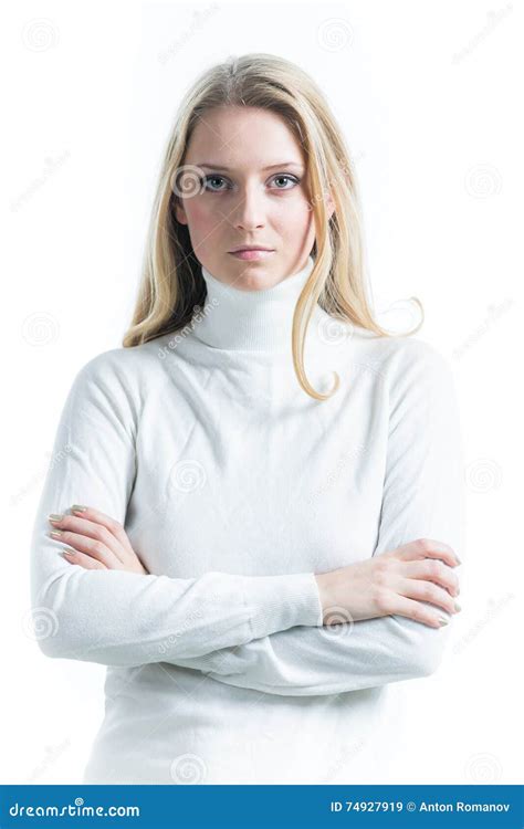Fille Blonde Sur Un Fond Blanc Dans Un Col Roulé Image stock Image du fond adolescent
