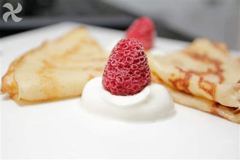 Crepes de azúcar con yogur griego y frambuesas