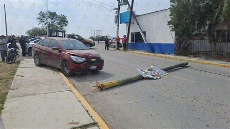 Conductor Esquiva Carro Choca Contra Poste Lo Derriba Y Aplasta A