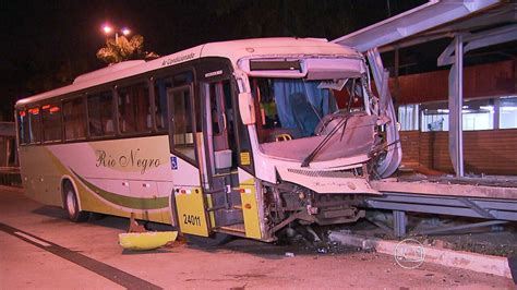 Motorista de ônibus fica ferido após perder o controle do veículo em