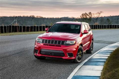 Video Jeep Grand Cherokee Srt Trackhawk Versus Dodge Challenger Srt