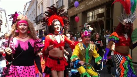 Gay Pride un à deux milliers de personnes a défilé dans le calme à Tours
