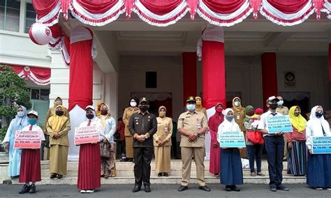 Pelajar Berprestasi Dan Kurang Mampu Dapat Beasiswa Dindikbud Kota