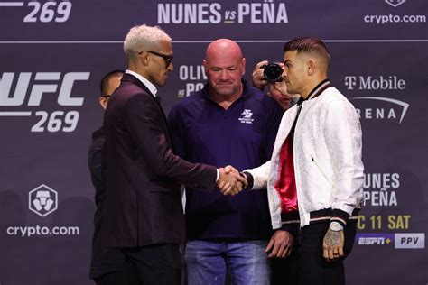 UFC 269: Watch: Dustin Poirier pledges $20,000 to a charity of Charles Oliveira's choice after ...