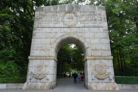 Soviet War Memorial (Treptower Park) - Berlin - TracesOfWar.com