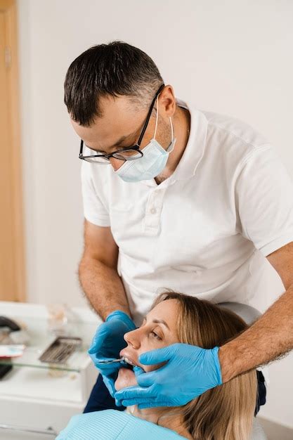 Dokter Brengt Afdruklepel In En Maakt Giettanden Aan De Patiënt In De