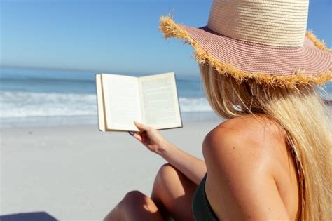 Una mujer caucásica rubia atractiva disfrutando del tiempo en la playa