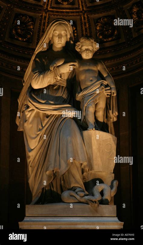 La Estatua De La Virgen Mar A Y De Jes S En La Iglesia De Madeleine