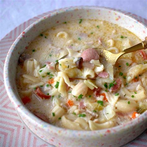 Creamy chicken and macaroni soup