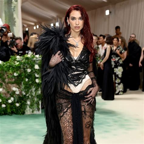 Dua Lipa Seduce Con Un Look Sexy De Encaje En La Met Gala El