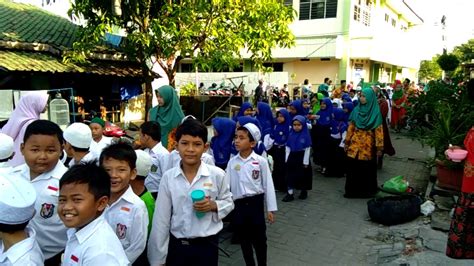 Pawai Khatmil Qur An Dan Wisuda Kelas Th Youtube