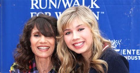 Jennette McCurdy's Mother Passes Away After Battling Cancer | E! News