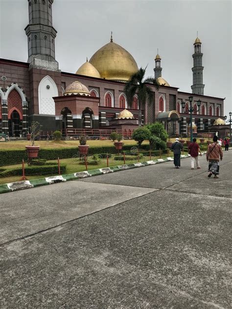 Kubah Mas Mezquita Jakarta Indonesia Imagen De Archivo Editorial