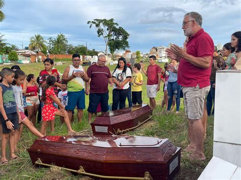 V Deo Enterro De Casal Morto Em Acidente Comove Parentes E Amigos Em