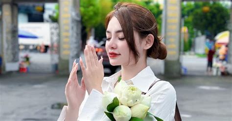 Giản dị trong các chuyến đi thiện nguyện Hot girl Ngọc Quỳnh vẫn xinh đẹp rạng ngời