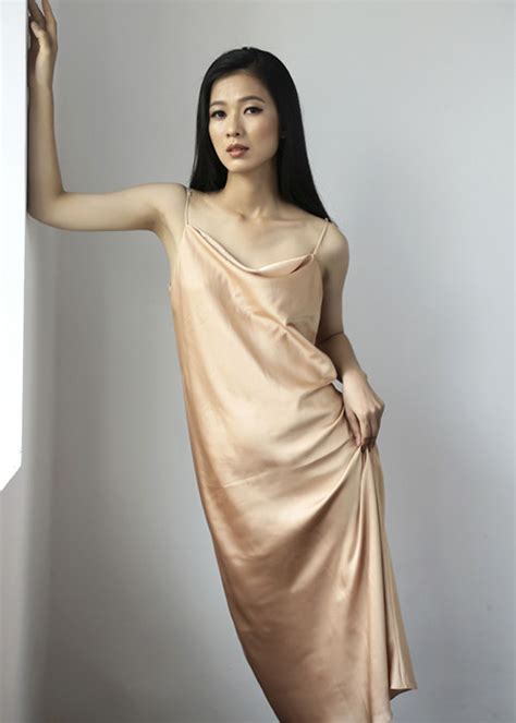 Vẻ gợi cảm của Oanh Kiều suýt bán nude trong Tiếng sét trong mưa