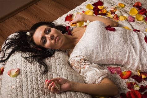 Sexueller Brunette Der Auf Einem Bett Liegt Stockbild Bild Von Zauber Wohnung