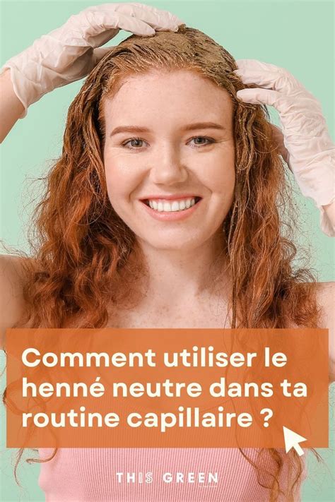 Photo une femme rousse souriante applicant du henné neutre sur sa