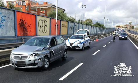 Cagliari Perde Il Controllo Dell Auto Sull Asse Mediano E Finisce Sul