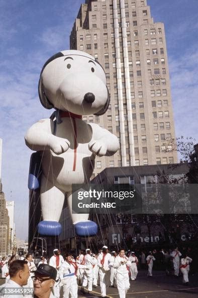 Macys Thanksgiving Day Parade Pictured Snoopy Balloon Passes