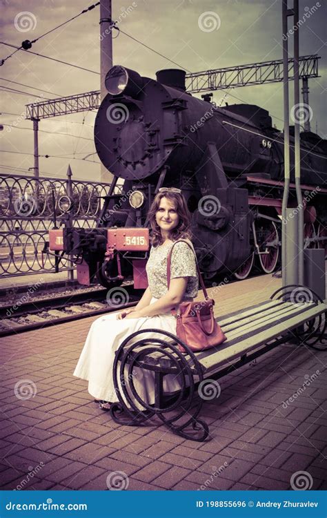 Meisje Op Bank Met Retrortrein Oud Station Met Staande Locomotief De