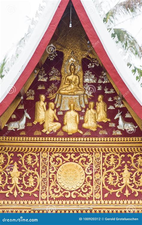 Bas Relevo Na Parede Do Templo Wat Sensoukaram Em Louangphabang Laos