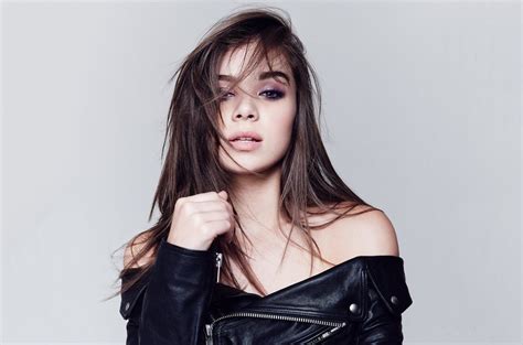 Hailee Steinfeld BloodPop lanzan la canción Capital Letters para