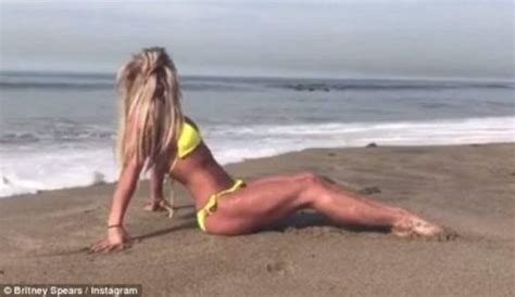 Britney Spears Presume Su Figura En Diminuto Bikini