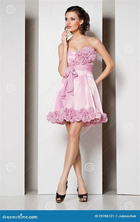 Jonge Mooie Brunette In Roze Kleding Op Wit Stock Afbeelding Image Of Cijfer Vrolijk