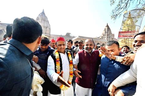 Samajwadi Party National President Akhilesh Yadav Visits Shri Kashi